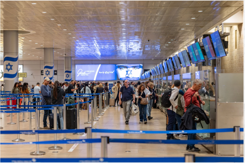 assis_jay's tweet photo. @CantiiSandra Esse aeroporto não é o Ben Gurion/Tel Aviv e sim um shopping. O Ben Gurion é assim 1º primeiras imagens em tom de azul, branco e mármore. Esse lugar na 2º e 3º imagem é o Cinema City Jerusalem .

A notícia verdadeira está na 4º imagem:

Segue link 

https://t.co/EwwdFlwEOu https://t.co/gxqOHFG0vf