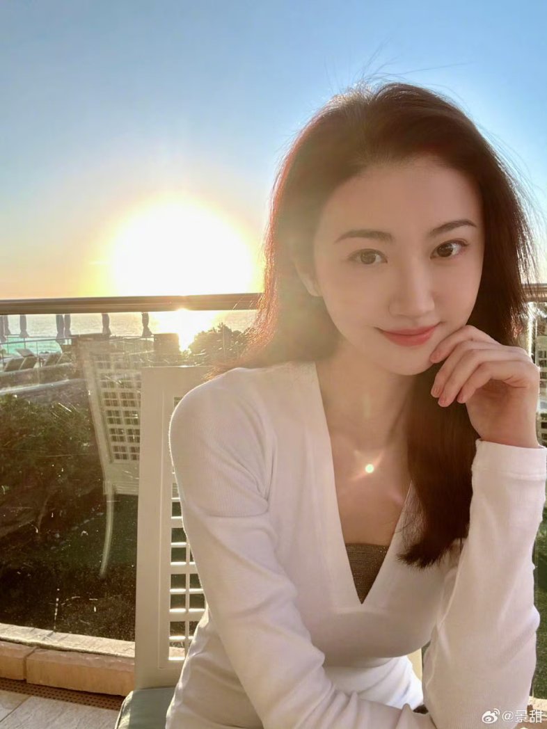 myjingtian's tweet photo. 📷♡♡ 13.03.2026 ♡♡
《JingTian อัปเดต Weibo》
“สุขสันต์วันศุกร์~☀️✨️”

More pics➡️https://t.co/vo7usNqNpq
#JingTian #จิ่งเถียน #景甜 https://t.co/FJgajGYpSK