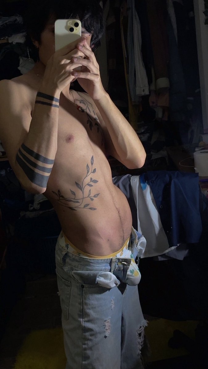 Me ayudas a subirme bien el pantalón?