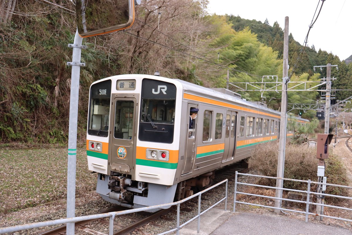 toei_town's tweet photo. 【東栄駅駅舎改修工事が完了しました】

また令和8年3月13日をもって、長らく飯田線で活躍した車両である213系がラストランを迎えました。静かに駅を発つ列車に手を振る人の姿も見られ、地域の通勤・通学の足として親しまれてきた車両との別れを惜しむひとときとなりました。 https://t.co/nn4NtDxSvQ