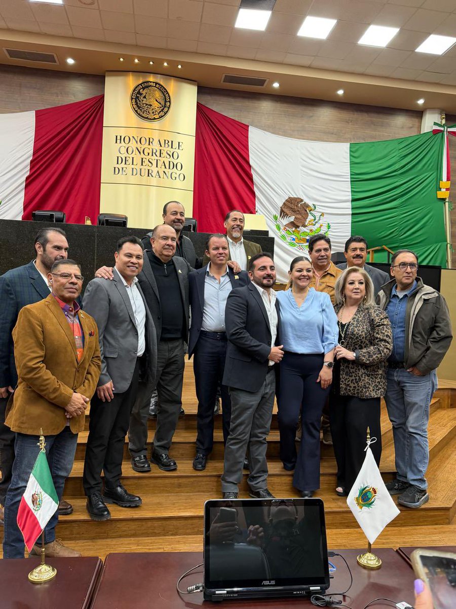 Hoy en el Congreso del Estado, tuve la oportunidad de intercambiar ideas con mis colegas, las diputadas federales <a href="/VeroPerezHerr/">Verónica Pérez Herrera</a> y <a href="/PatyJimenezD/">Paty Jiménez</a> además del diputado Gerardo Villarreal.👊🏻💪🏻

Fue un gran encuentro con la mesa directiva de la #CANACO, donde tocamos temas clave para
