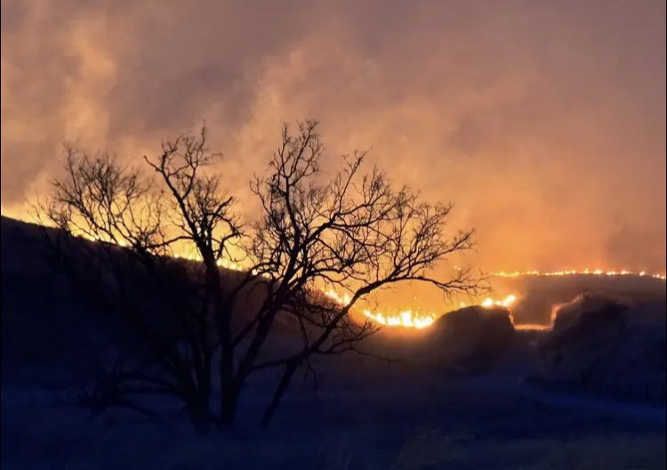 HotshotWake's tweet photo. The evacuation of Farnam, Nebraska was issued around 9:30 pm this evening. 

This fire is estimated at 25 miles long. https://t.co/nFWPEv1ReC