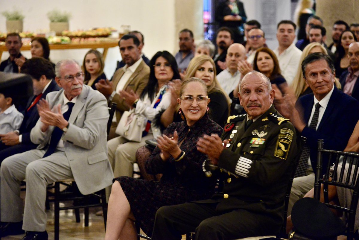 Presente en la Toma de Protesta de la Mesa Directiva 2026-2028 del Colegio Duranguense de Oftalmología 🙋🏻‍♀️

Mi reconocimiento para el Dr. José Luis Reyes quien encabezará importantes proyectos y aportes médicos en beneficio de la ciudadanía.