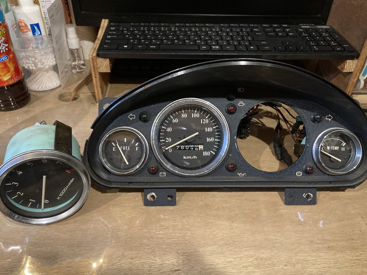 M2のメーターは今となっては厄介…

裏がソ連の戦闘機コックピット色でカッコは良いいけど。