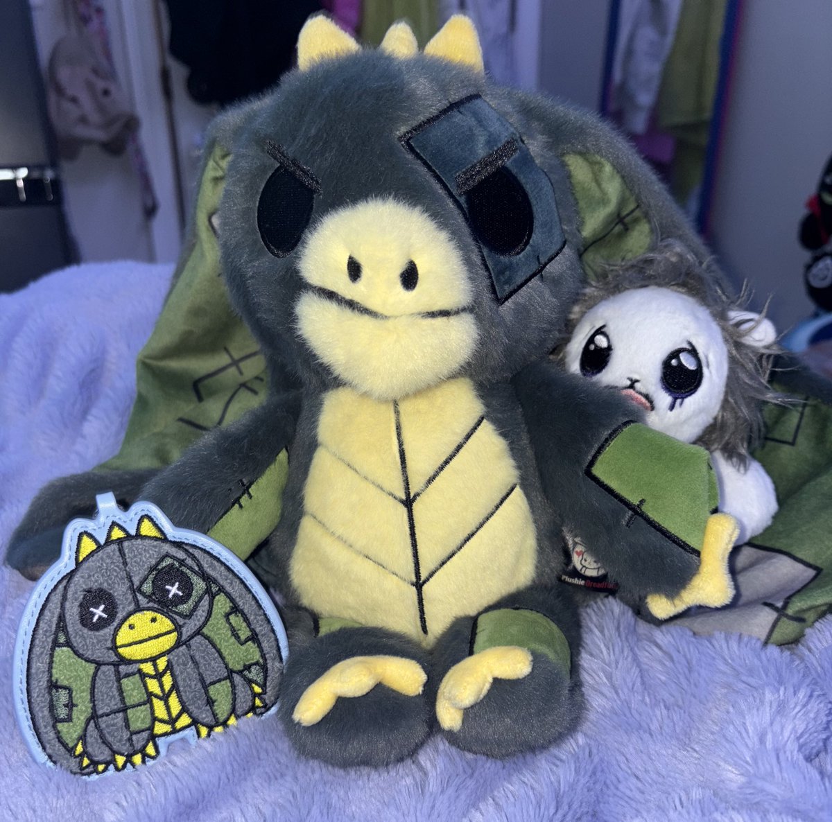 _mozzerela's tweet photo. Look whose here!! And just in time to cheer me up after a rough day 🥹
Thank you so much @PlushieDreadful ❤️!! 
I will cherish them forever!! https://t.co/sRa0zavJNX