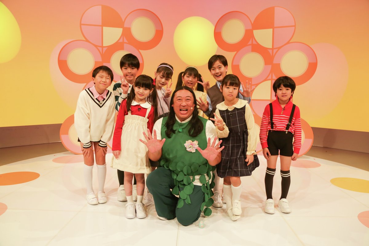 nagoyatv_6ch's tweet photo. 🎊🎙#秋山歌謡祭 2026🎙🎊
3/27(金)よる11：15～放送

秋山演出のオリジナル教育番組
「なごやであそぼっ！」の続編を公開！

自分の子どもにガチで聴かせて育てた童謡や、
小6の時の友達へ向けた謝罪の歌「ごめんよ、コーイチ。」など…

秋山ワールドと子どもたちのリアルな反応をお楽しみに❣👀 https://t.co/TPB6BUPfFz