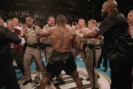 FotosDeFatos's tweet photo. Policiais tendo que enfrentar Mike Tyson descontrolado, logo depois dele ter mordido a orelha de Holyfield, 28 de junho de 1997. (©Michael Brennan) https://t.co/TB1o7IXpJ5