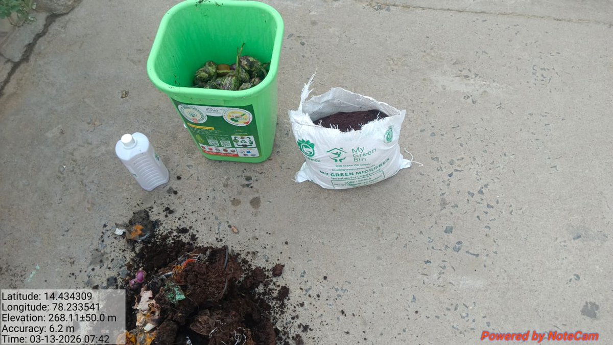 PulivendulaMpl's tweet photo. 👩‍🌾 From Waste to Wealth! ♻️
Smt. L. Mery Nirmala, Rajiv SLF, demonstrates home composting using Swachhandra kits under Naari Leads Swachhata Campaign. 🌿
Small steps → Big change 💚
#Naarileadsswachhata 
  #Womenledsanitation
   #SwachhAadat https://t.co/1I1dHgi00g