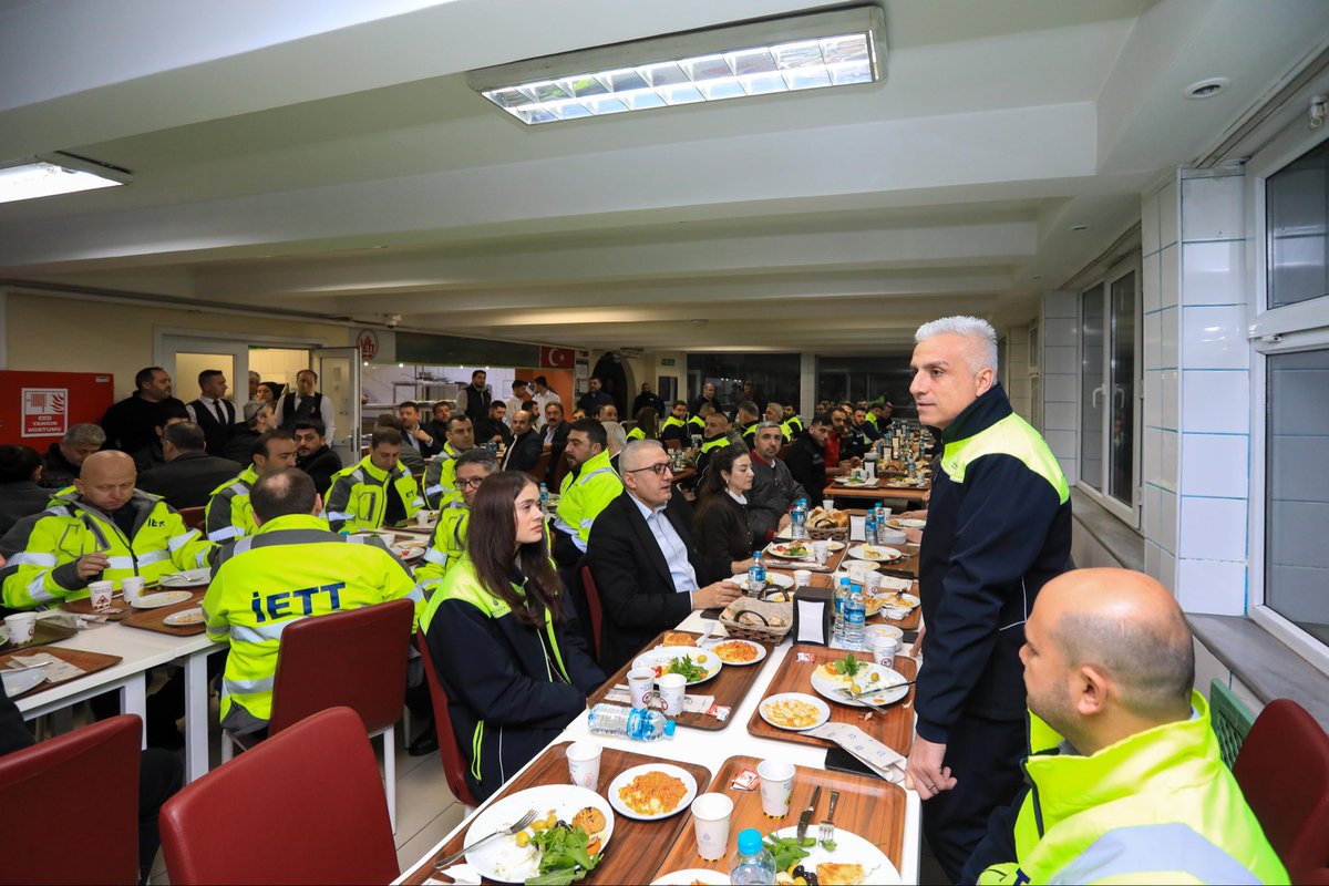 irfan_demet's tweet photo. Bugün de sahurumuzu İETT Anadolu Garajının emekçileri ile yaptık.

Kıymetli meclis üyelerimizin bulunduğu programda her gece yoğun bir çalışmayla otobüsleri sabah servise hazır eden arkadaşlarımız ve  çok erken saatlerde işbaşı yapıp günde  beş milyon yolcumuza hizmet veren kaptanlarımız  ile 24 saat esasına göre kesintisiz çalışan Filo Yönetim personelimizle soframızı paylaştık.

Her fırsatta, sahada çalışma arkadaşlarımızın yanında olmaya devam edeceğiz.