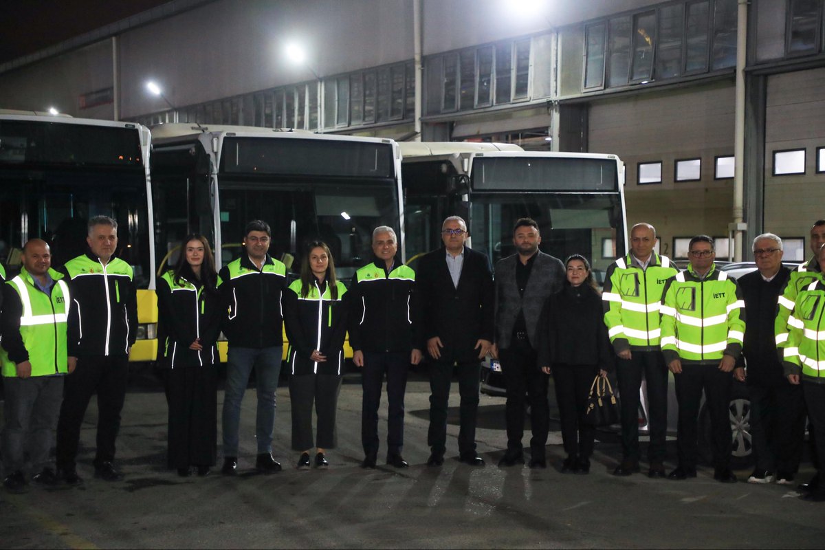 irfan_demet's tweet photo. Bugün de sahurumuzu İETT Anadolu Garajının emekçileri ile yaptık.

Kıymetli meclis üyelerimizin bulunduğu programda her gece yoğun bir çalışmayla otobüsleri sabah servise hazır eden arkadaşlarımız ve  çok erken saatlerde işbaşı yapıp günde  beş milyon yolcumuza hizmet veren kaptanlarımız  ile 24 saat esasına göre kesintisiz çalışan Filo Yönetim personelimizle soframızı paylaştık.

Her fırsatta, sahada çalışma arkadaşlarımızın yanında olmaya devam edeceğiz.