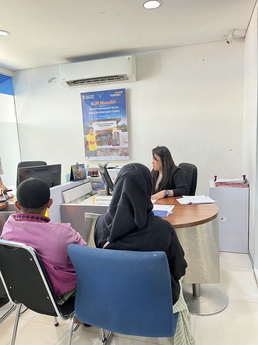 simplewafle's tweet photo. Seneng banget transaksi di cabang kcp gedong tatan, pegawainya sangat ramah dan murah senyum, ganti kartu atm cepat tanpa ribet jadi merasa terlayani dengan maksimal. Sangat puas dan seperti akan sering sering transaksi disini. @bankmandiri cabangnya best👏🏻 https://t.co/1xG8tbuolx