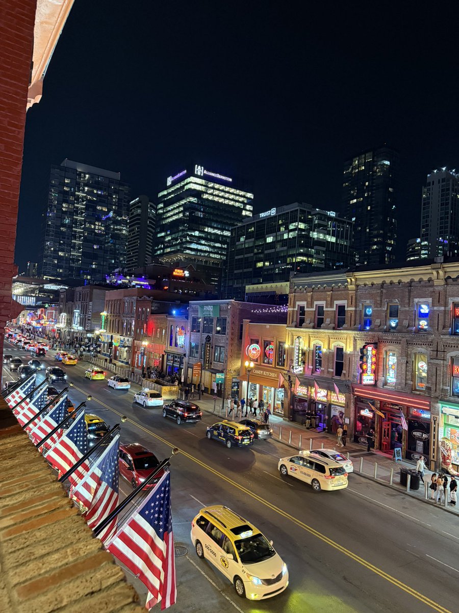 Broadway St. &amp; Beyond 🎶

We go 7-1 on the trip to Tennessee highlighted with stops in Nashville &amp; Paris to see an Eiffel Tower. Women are at 16-1 &amp; the men are 13-4. Ready to boot scootin’ boogie the rest of this season. A few more non-con matches await &amp; then GPAC play begins.