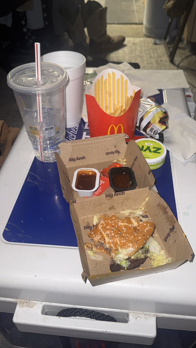 TB_Griffith68's tweet photo. This is how you eat a Big Arch @McDonalds. #paidpartnership #bigarch https://t.co/eHgQFJCuxA
