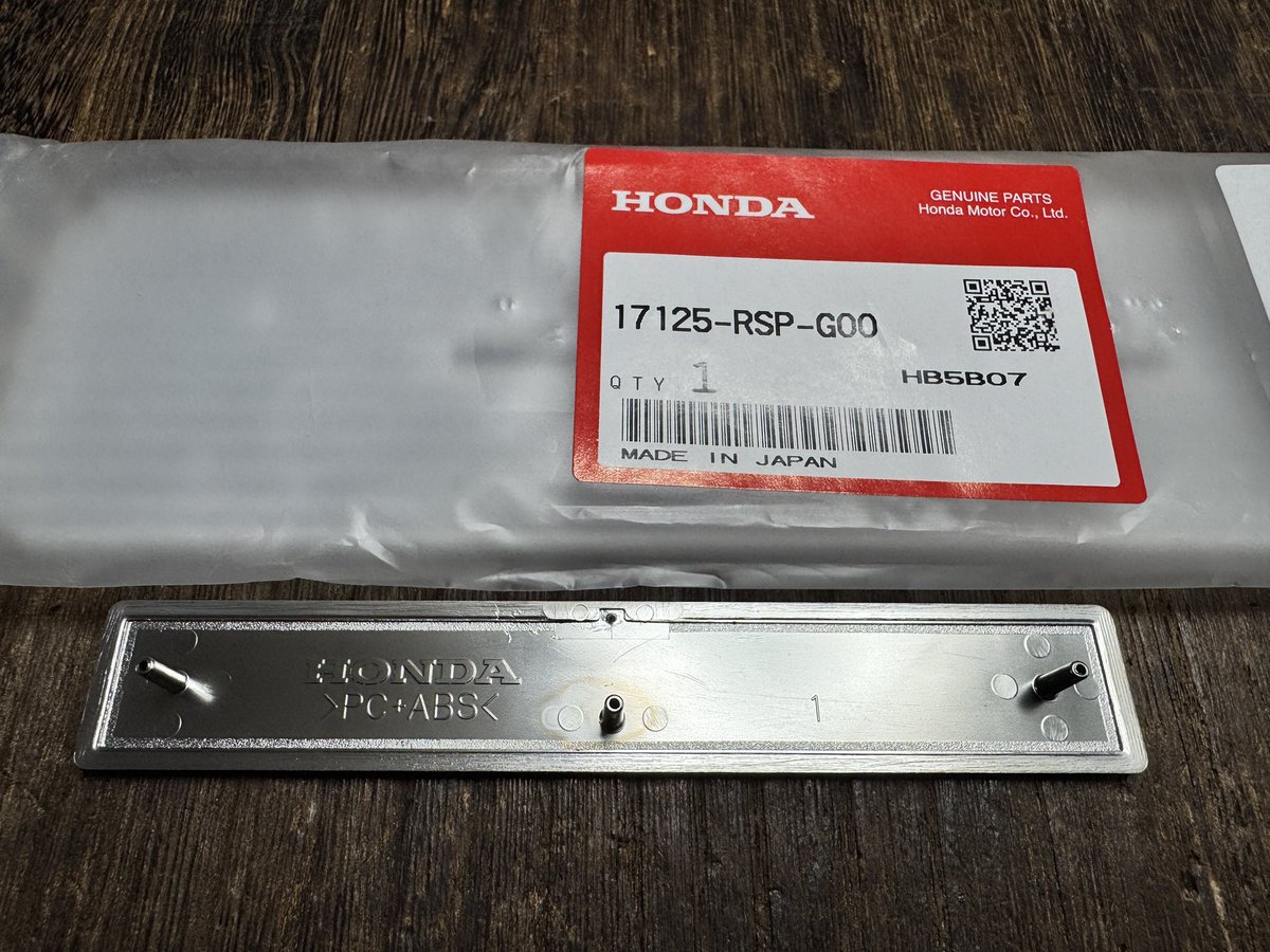 Fn2Hk's tweet photo. エンブレム引き取ってきた！
が、両面テープ無いのでつけられないw
耐熱用の両面テープ買ってこなければww https://t.co/lMI1szz4ys