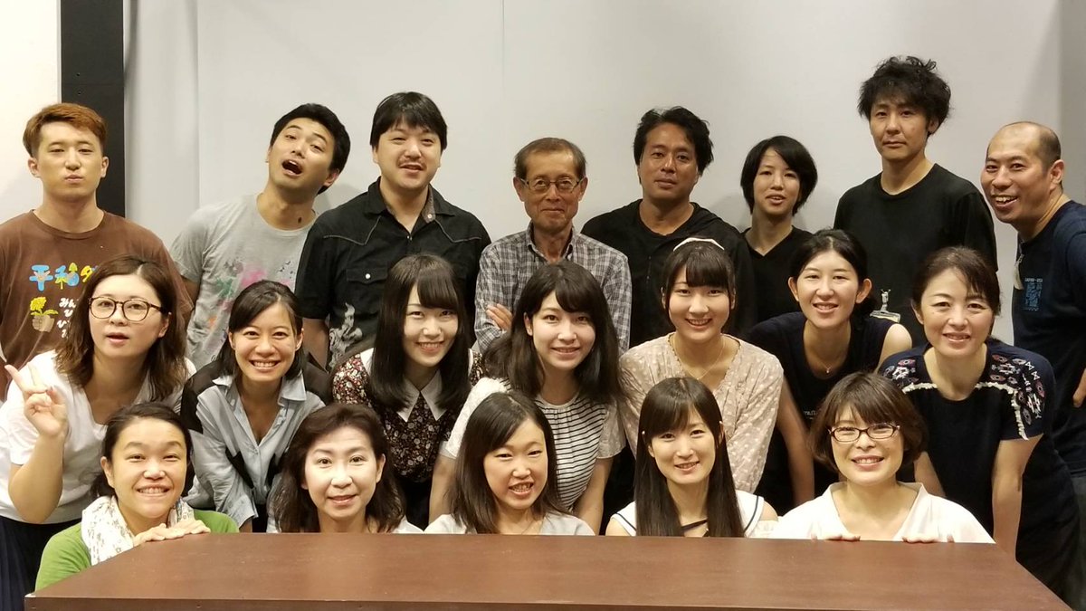 actage_play's tweet photo. 【おくやみ】俳優・小林尚臣さん
去る2月12日、演劇企画アクタージュ第8回公演『ジャッジノット!!審理編＆評議編』にご出演いただいた俳優の小林尚臣さんが逝去されました。

小林さんには『ジャッジノット!!審理編＆評議編』において裁判長役を熱演頂き、常に舞台の真ん中でその存在感を発揮されておりました。
まだコロナ前ということもあり、稽古後に頻繁に居酒屋に行き、いろいろなことをご教示いただいたのを今でも鮮明に覚えています。
他劇団の作品の出演はもちろん、アクタージュで出演をしてもらった方々とのご縁もたくさんいただきました。

また舞台だけではなく、テレビドラマ「渡る世間は鬼ばかり」や「相棒シリーズ」等バイプレーヤーとして数々の作品に出演。声優としても「ザ・ホワイトハウス 」の ジェド・バートレット大統領役（マーティン・シーン）や「トイ・ストーリー3」の チャックルズなどでも多岐にわたって活躍されておりました。

在りし日のご活躍を偲びつつ、心よりお悔やみ申し上げます。

https://t.co/8MKFQg1qMu