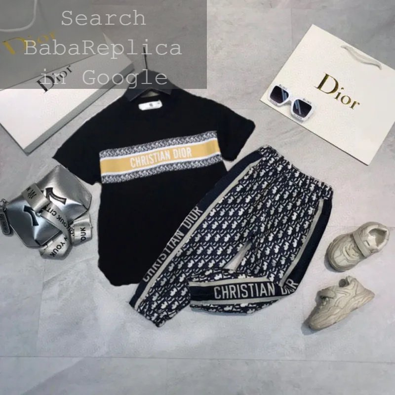 Carolyn680011's tweet image. 🥰Reps Designer Kids Letter Print Short-Sleeved T-Shirt Trousers Two-Piece Set

💰💕Price: US$20.41👉is.gd/lTbyUU😘Style: Fashion
#twopieceset #dior #fashion #repsclothing #onlineshopping