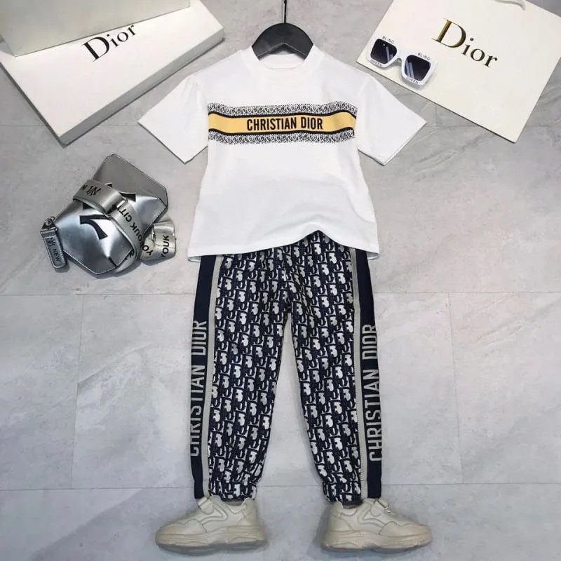 Carolyn680011's tweet image. 🥰Reps Designer Kids Letter Print Short-Sleeved T-Shirt Trousers Two-Piece Set

💰💕Price: US$20.41👉is.gd/lTbyUU😘Style: Fashion
#twopieceset #dior #fashion #repsclothing #onlineshopping