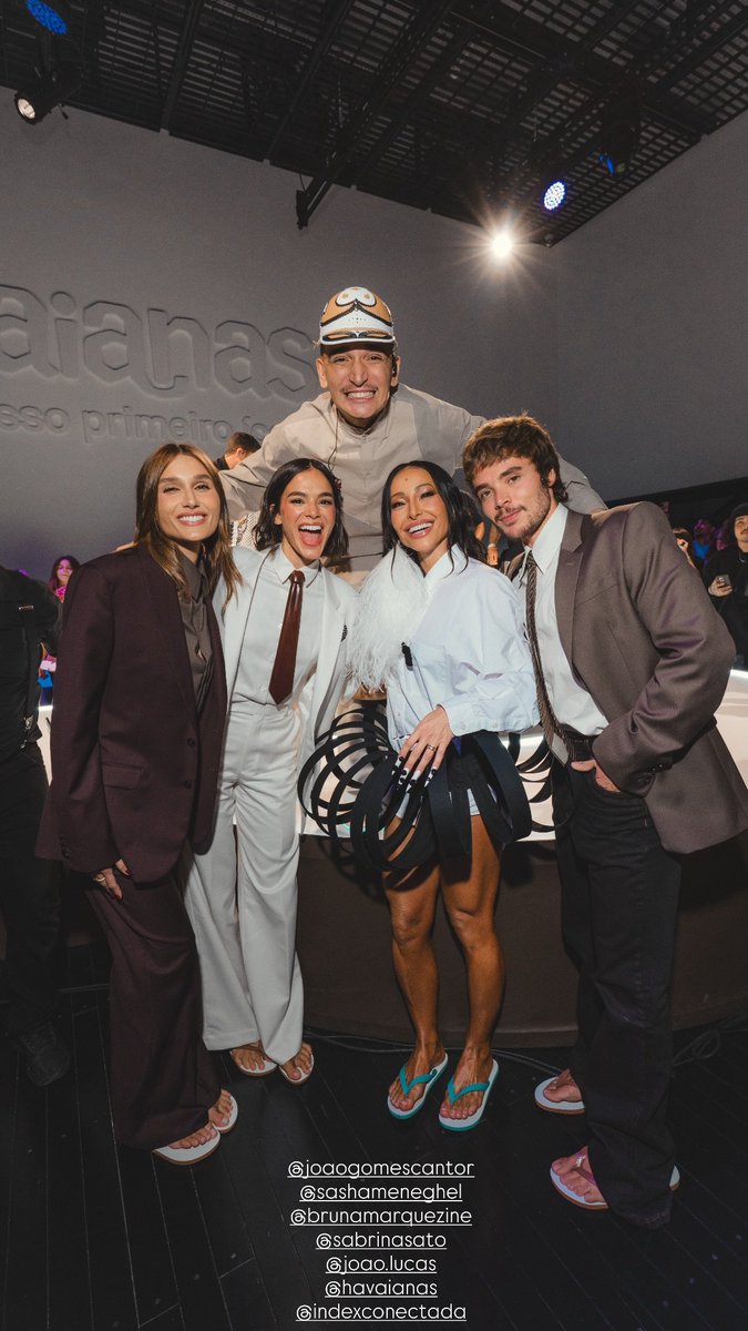 marquezinebrs's tweet photo. Lindos! Bruna Marquezine, Sasha Meneghel, Sabrina Sato, João Lucas e João Gomes durante desfile da marca Havaianas que aconteceu no MASP em São Paulo. (12 de março) https://t.co/aCSVfHsbl9