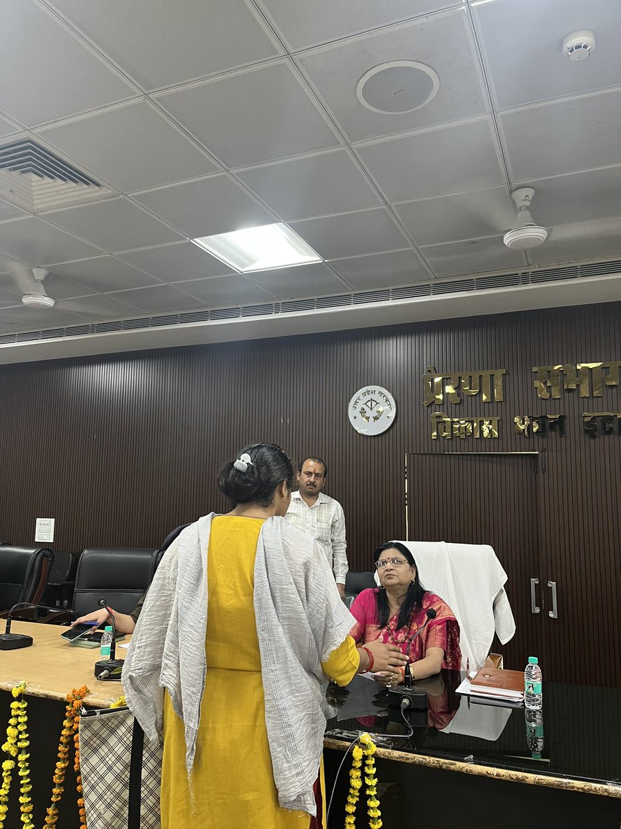 poonambjp77's tweet photo. जनपद इटावा में जनसुनवाई कार्यक्रम के अंतर्गत क्षेत्र की अपनी बहनों और माताओं की समस्याओं को विस्तार से सुना।
मेरा यह अटूट संकल्प है कि न्याय और सुरक्षा हर महिला के दरवाजे तक पहुँचे। जब नारी अपनी शक्ति को पहचानेगी और जागरूक होगी, तभी एक सशक्त और समृद्ध समाज का सपना साकार होगा। https://t.co/VvZVFlLfBR
