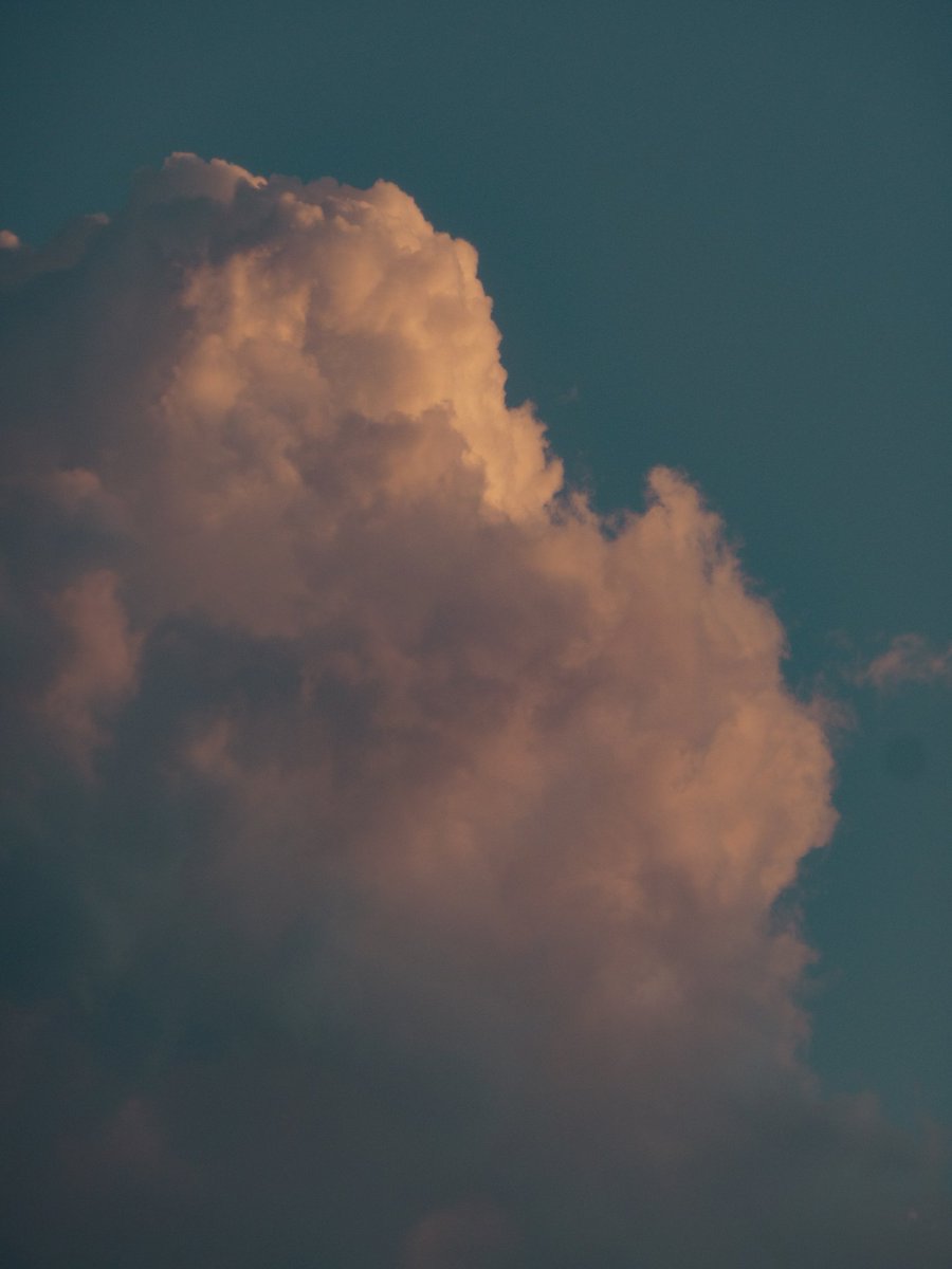 RudyMendex's tweet photo. Últimamente he observado mucho el cielo... https://t.co/KVknzjv96p