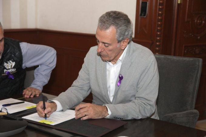 ContrastesdePue's tweet photo. ✍🏻 Firman Gobierno de @PepeChedrauimx y Sindicato convenio de Revisión Salarial 2026

https://t.co/ZRlCwMlmfb https://t.co/VPUm4hlXxx