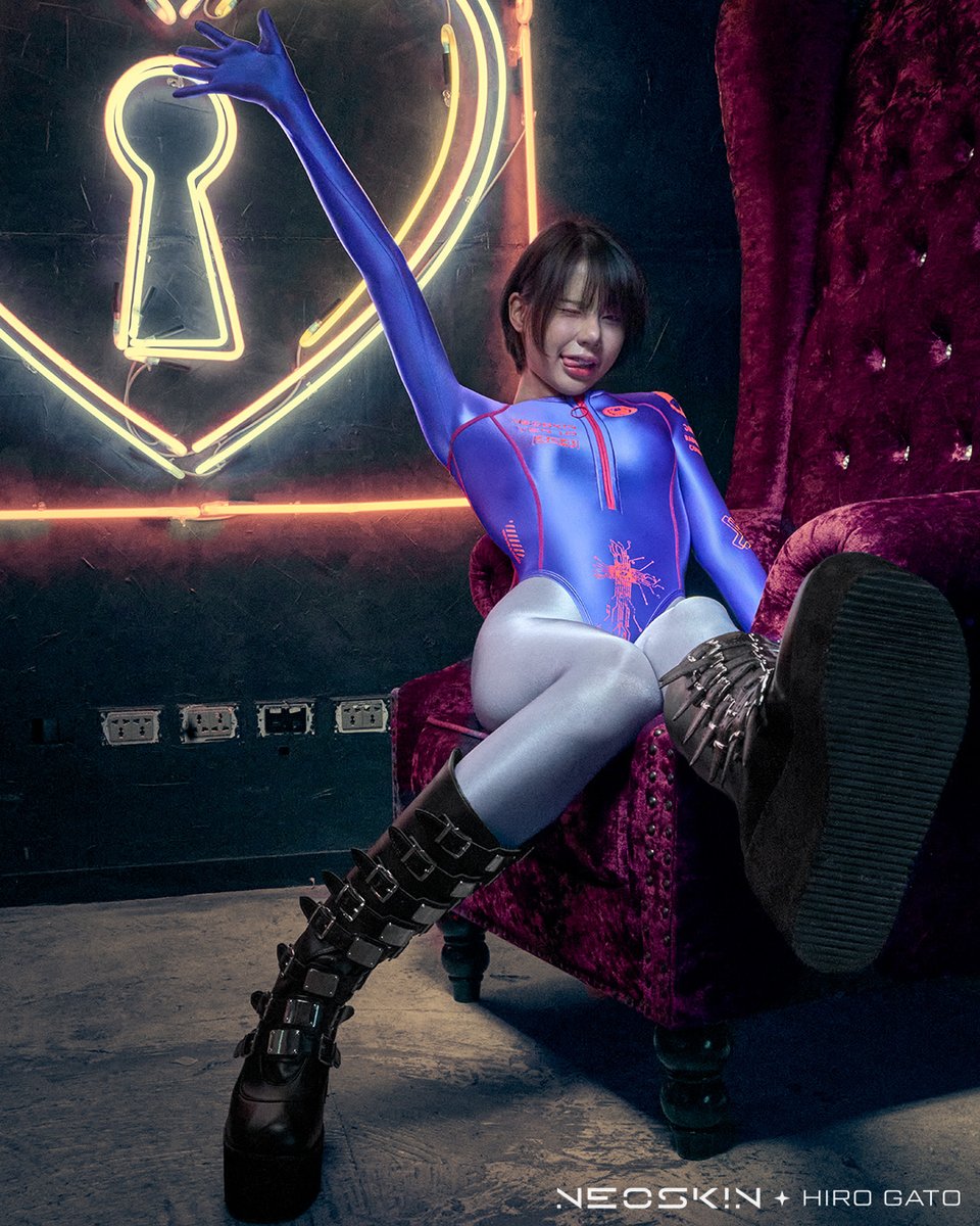 I enjoy a moment alone in the theatre’s fading memory.

Neoskin Ver.1 “Wanderer in Space” by Hiro Gato.

Handcrafted from satin spandex with neon detailing for a futuristic look.

Get it here: hirogato.com/neoskin

#cosplay #cyberpunk #techwear