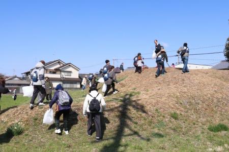 Acity_Fujiidera's tweet photo. 古市古墳群を訪ね 守る！ウォーク＆クリーン参加者募集中

古墳の解説を聞きながら清掃活動に参加しませんか？歴史を感じながら街も心もリフレッシュ！

3/20(金・祝) 9:30〜11:30
集合：唐櫃山古墳（土師ノ里駅 徒歩1分）解散： 羽曳野市役所
服装： 動きやすい格好で（ゴミ袋や軍手は用意します） https://t.co/xivIAD8FEK