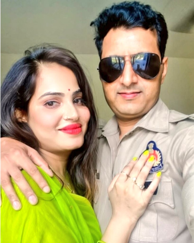 यूपी के Agra में दर्दनाक घटना। 

एक फैशन डिजाइनर युवती ने फांसी लगाकर जान दे दी। युवती आगरा में तैनात कांस्टेबल JB गौतम के साथ लिव-इन में रह रही थी।

मौत से पहले युवती ने वीडियो बनाकर कांस्टेबल पर शारीरिक शोषण और शादी से मुकरने के गंभीर आरोप लगाए।

आगरा पुलिस के अधिकत्तर सिपाही