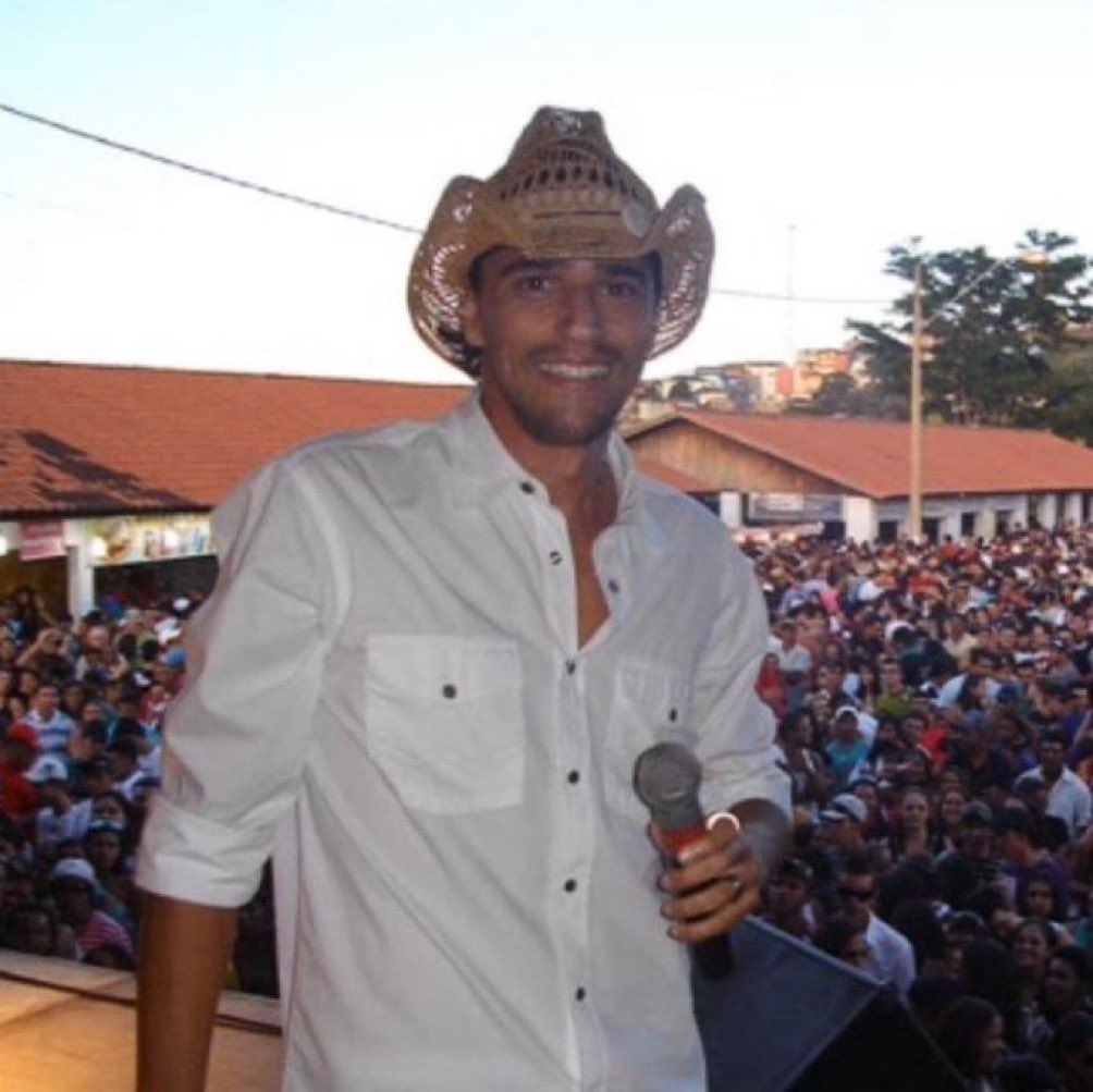comentandolari's tweet photo. parabéns torcida da marciele vocês vão conseguir perder o apoio dos fudiders e da torcida da ana paula (que vai chutar vocês na primeira oportunidade).

vai sair igual o babu, sem agradar nenhum dos dois lados. https://t.co/nCSXhb1fjD