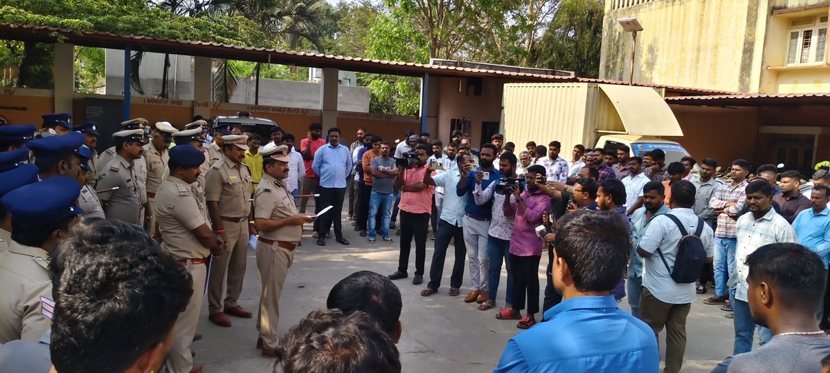 ಮಾನ್ಯ ಪೊಲೀಸ್ ಅಧೀಕ್ಷಕರು ಬೆಂಗಳೂರು ಗ್ರಾಮಾಂತರ ಜಿಲ್ಲೆ ಅವರ ನೇತೃತ್ವದಲ್ಲಿ ಈ ದಿನ ಆನೇಕಲ್ ಪೊಲೀಸ್ ಠಾಣೆಯಲ್ಲಿ ಉಪ ವಿಭಾಗದ ರೌಡಿ ಪೆರೇಡ್ ಹಮ್ಮಿಕೊಂಡಿದ್ದು ರೌಡಿಗಳಿಗೆ ಸೂಕ್ತ ಎಚ್ಚರಿಕೆ ನೀಡಲಾಗಿರುತ್ತದೆ