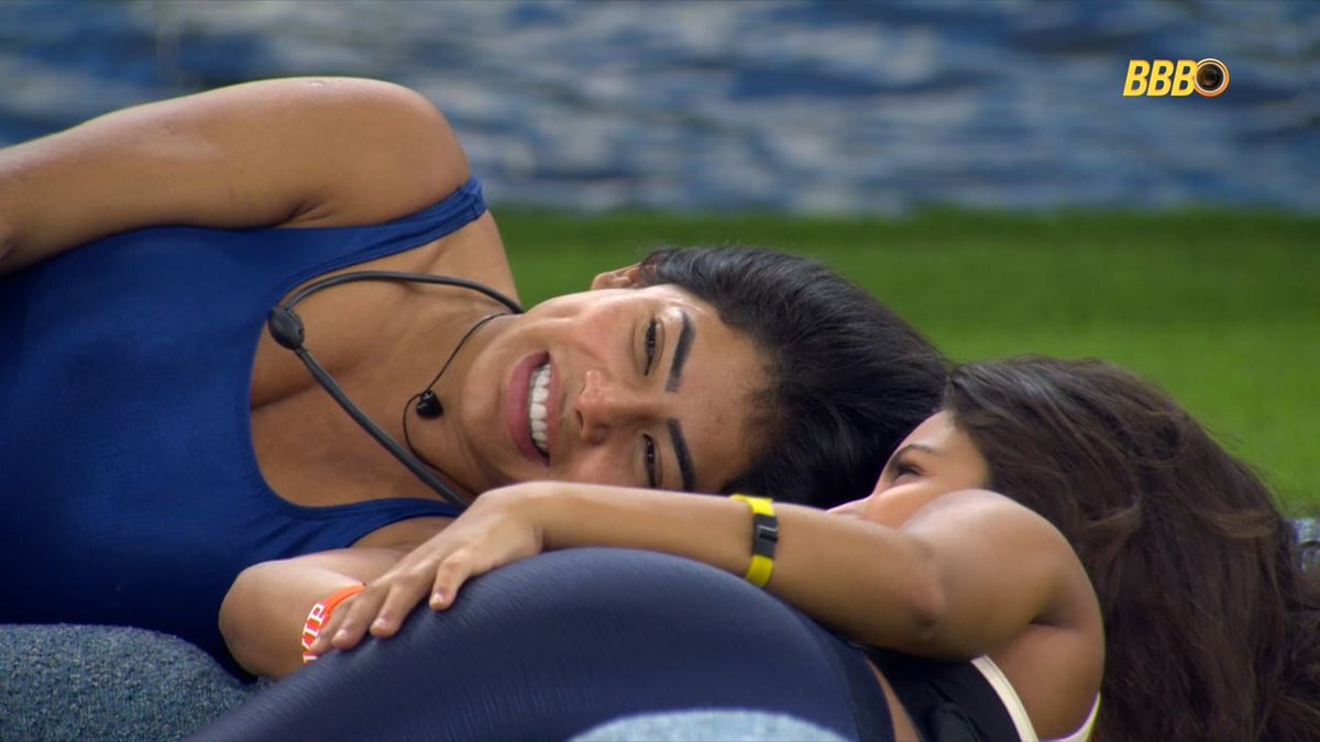 Gabriela: "Eu queria beijar você, queria beijar a Chai... Ontem, a Chai me deu um beijo e chupou meus lábios! Ela beija gostoso."  

Marciele: "Que delícia!" #BBB26