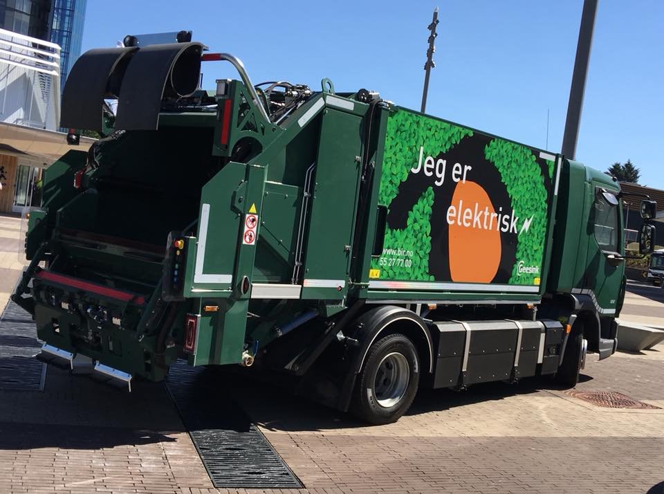 Kostnader og problemer med det grønne skiftet.

Det lille borettslaget fikk brev fra BIR AS (Bergensområdets Interkommunale Renovasjonsselskap) i posten.

"Kan dere sende spesifikasjonen på hva garasjetaket tåler av vekt til oss snarest?"
Hva i all verden? Hvorfor? Og hvordan i