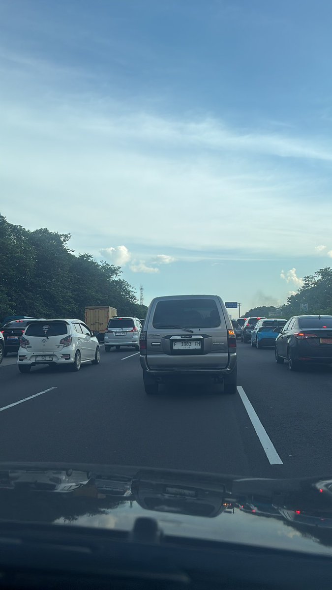 ririesta's tweet photo. Gileee jagorawi macetnyaaa ampe Sentul. Ada apa ini yaa https://t.co/AUtFHuFBDY