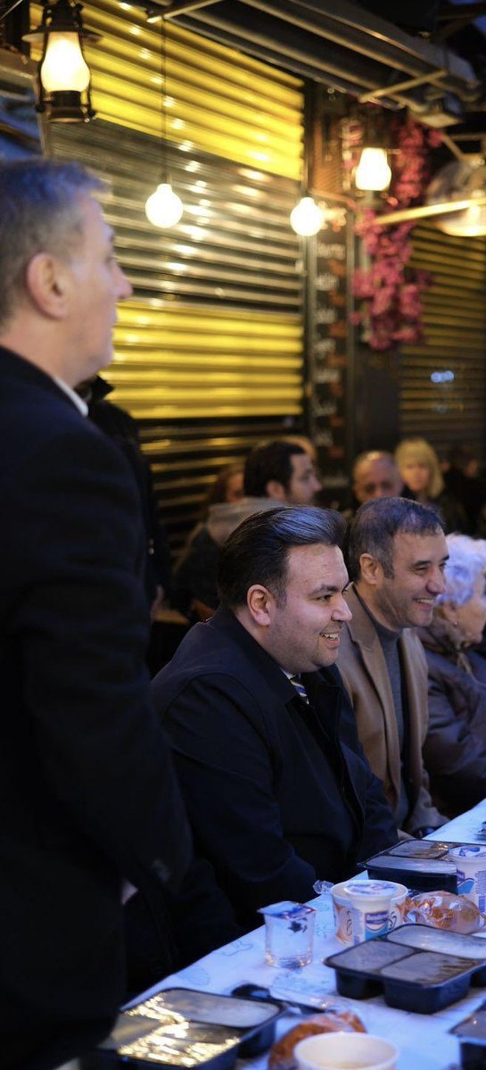 💥#NeMutluBeşiktaşVar❗️

Sol başta: <a href="/BesiktasBel/">Beşiktaş Belediyesi</a> Başkanı’nın Özel Kalem Müdürü’ne “makasla saldıran” Meclis üyesi;
Ortada: Belediye Başkanı;
Sağ başta: “saldırgan meclis üyesi”ni disipline vermemek için “bin takla atan” <a href="/chpbesiktas/">CHP Beşiktaş İlçe Başkanlığı</a> “şeysi”;

Fıkra bu kadar❗️

📣<a href="/eczozgurozel/">Özgür Özel</a>