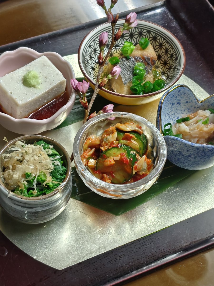 kisobaseisuke's tweet photo. ☆生そば清助で御座います。

本日のセットメニューに付きます、
前菜盛り合わせです。

【蕎麦豆腐】
【真鯵南蛮漬け】
【菜の花辛子和え】
【浅利と胡瓜チャンジャ風】
【鶏軟骨梅肉和え】

※日によって内容は変わります。

人気のセットメニューの前菜です。
是非ご賞味下さい。

#生そば清助 https://t.co/7QkmljV2X6