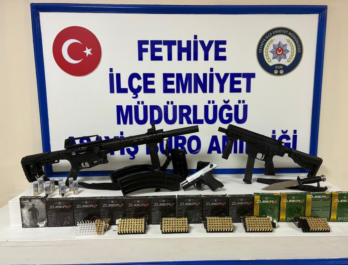 Haberrnet48's tweet photo. Fethiye Polisinin dikkati muhtemel bir kadın cinayetini önledi,

Fethiye İlçe Emniyet Müdürlüğü Ekiplerinin hassasiyeti,

Olası bir kadın cinayetinin önüne geçti.

Şüpheli G.P.F adlı şahısın evinden otomatik silah dahil adeta cephanelik çıktı.
@mustafaciftcitr 
@abakingurlek https://t.co/7EZA0LnCAH