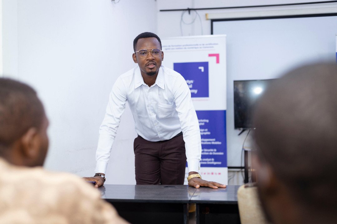 #QuestionDuJour
🤔 Si tu devais choisir :

1️⃣ un métier qui te passionne ;
2️⃣ un métier qui te rapporte beaucoup d’argent.

Que choisirais-tu ?

Certains diront la passion, d’autres diront la stabilité financière.

Et toi ?

💬 Réponds 1 ou 2 en commentaire.