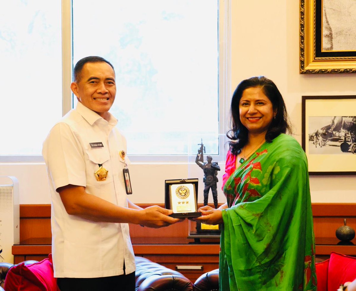 SLinIndonesia's tweet photo. On 12 March 2026, Ambassador-designate of Sri Lanka to Indonesia Sashikala Premawardhane paid a courtesy call on Lieutenant General Tri Budi Utomo, Secretary General of the Ministry of Defence of the Republic of Indonesia.

For more details, please visit: https://t.co/QjemZQMzh4 https://t.co/pouSlAJ78m