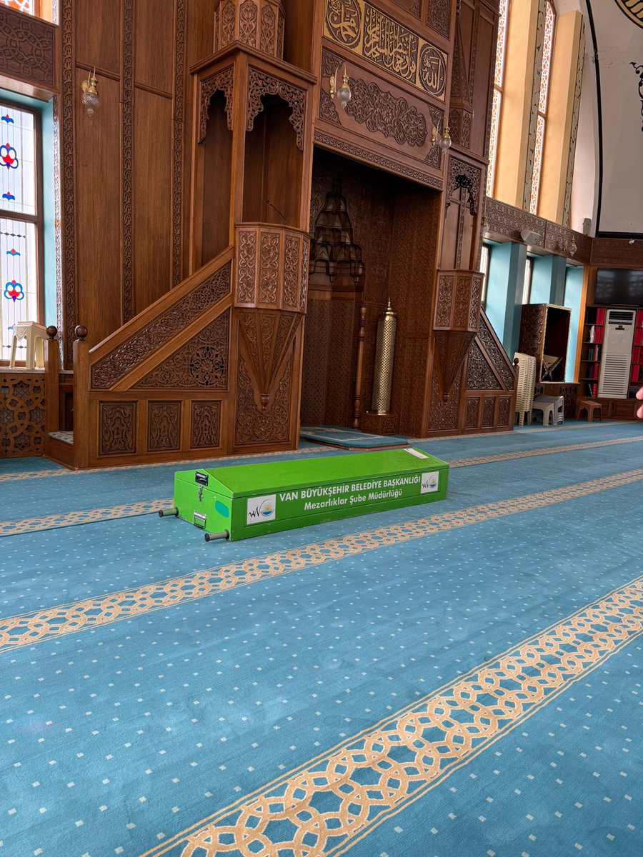 aerkan080's tweet photo. Van’da, göl kıyısında röportaj yaptığım KHK’lı imam hatip 
ÖMER ALACA 44 yaşında bu dünyadan göçtü.

Gözaltında polisten dayak yedi, savcı sorguda çocuğunun doğduğunu ve büyüdüğünü göremeyeceksin diye tehdit etti.
1.5 yıl cezaevinde kaldı. Yoksulluk, maddi sıkıntılar yaşadı. 
Pazarlarda tezgah açtı.
Kansere yakalanmış, bu gece  hastanede öldü.

Video burada👇
https://t.co/gIXeNcqN5f