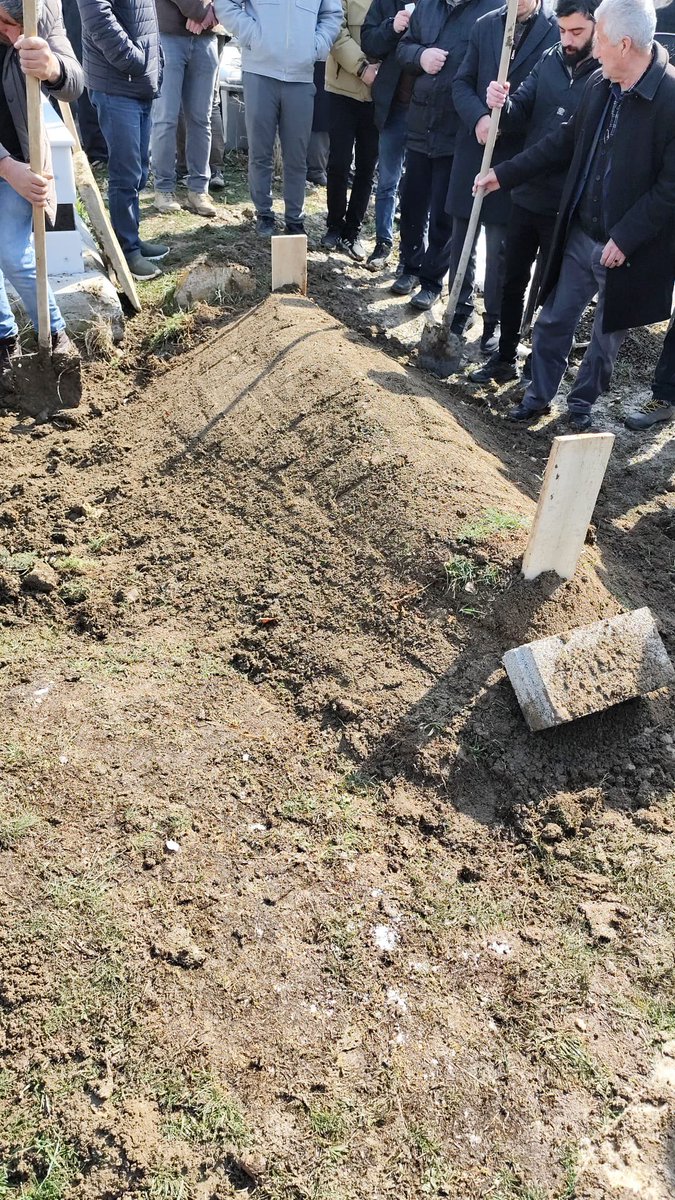 Van’da, göl kıyısında röportaj yaptığım KHK’lı imam hatip 
ÖMER ALACA 44 yaşında bu dünyadan göçtü.

Gözaltında polisten dayak yedi, savcı sorguda çocuğunun doğduğunu ve büyüdüğünü göremeyeceksin diye tehdit etti.
1.5 yıl cezaevinde kaldı. Yoksulluk, maddi sıkıntılar yaşadı.