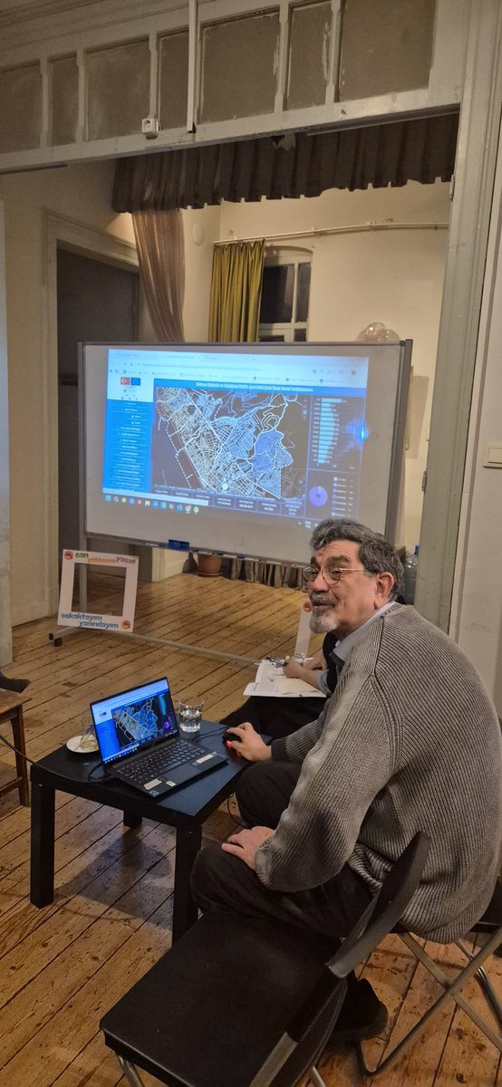 dortayaklisehir's tweet photo. Dört Ayaklı Şehir’in, Bediz Yılmaz yürütücülüğünde başlattığı Tarım, Gıda ve Toprak Araştırma Programı kapsamındaki ilk etkinliğimizde Murat Güvenç İstanbul’daki geçirimsiz yüzeylerin artışını ve kentin nasıl “soluksuz” kaldığını anlattı. Etkinliğin moderatörlüğünü ise Aslı Odman gerçekleştirdi.

Murat Güvenç, İstanbul’un büyümesinin homojen olmadığını; özellikle çeperlerde hızlanan şehirleşme ile beton ve asfalt kaplı alanların hızla arttığını vurguladı. Son 15 yılda kent nüfusu %15 artarken geçirimsiz yüzeylerin %38 artması, toprağın suyu emmesini engelleyen milyonlarca küçük yüzey parçası oluştuğu anlamına geliyor. Konuşmada ayrıca orman ve tarım alanlarının dönüşümü, kentsel dönüşümün etkileri, yüzey ısısındaki artışın doğaya ve şehirde yaşayan tüm canlılara yansımaları ile kentlerin toprakla kurduğu kopuk ilişki ele alındı.

Bediz Yılmaz ise bir avuç toprağın içinde milyarlarca canlı bulunduğunu hatırlatarak, kentlerin bu yaşamla kurduğu ilişkiyi yeniden düşünmesi gerektiğini vurguladı. Geleceğin şehirlerinin toprağa, su döngüsüne ve ekolojik tarıma yeniden alan açması gerektiğinin altını çizdi.
🌱 Dört Ayaklı Şehir’in Tarım, Gıda ve Toprak Araştırma Programı etkinlikleri devam edecek.