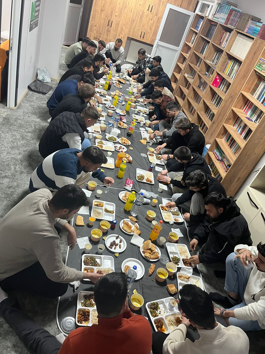 Kitap Müzakeresi &amp; İftar Programı

Bereketli bir iftar akşamında bir araya geldik. İftarın ardından cemaatle akşam ve teravih namazlarını kıldık; çay eşliğinde sohbet ve kitap müzakeresiyle programımızı tamamladık.

Rabbim birlikteliğimizi daim, oruç ve dualarımızı kabul eylesin.