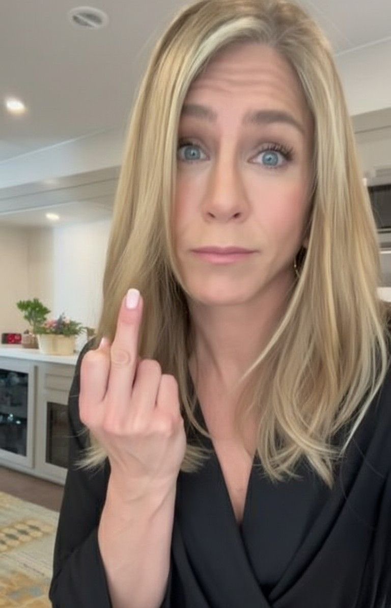 Jennifer aniston tweet media