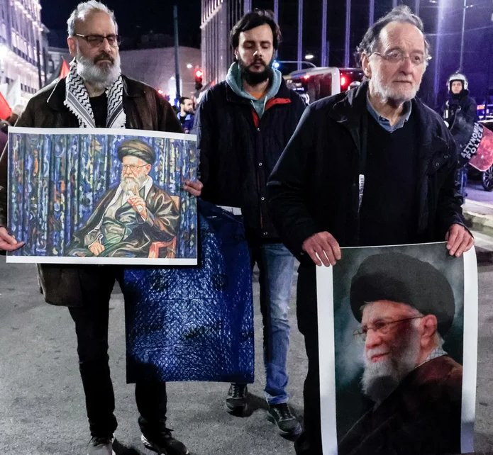 Η ελληνική αριστερά, νεότερη ή παλαιότερη, είναι αποκλειστικά αντιδυτική.
Δεν δίνει δεκάρα για δικαιώματα, γυναίκες, δημοκρατία.
Θα πάει καιροσκοπικά με τον ακροδεξιό Πούτιν, τούς μουλάδες, τους τζιχαντιστές κ.α., απλώς επειδή είναι αντιδυτικοί.
Ανηθικότητα και ιδεολογικό κενό.