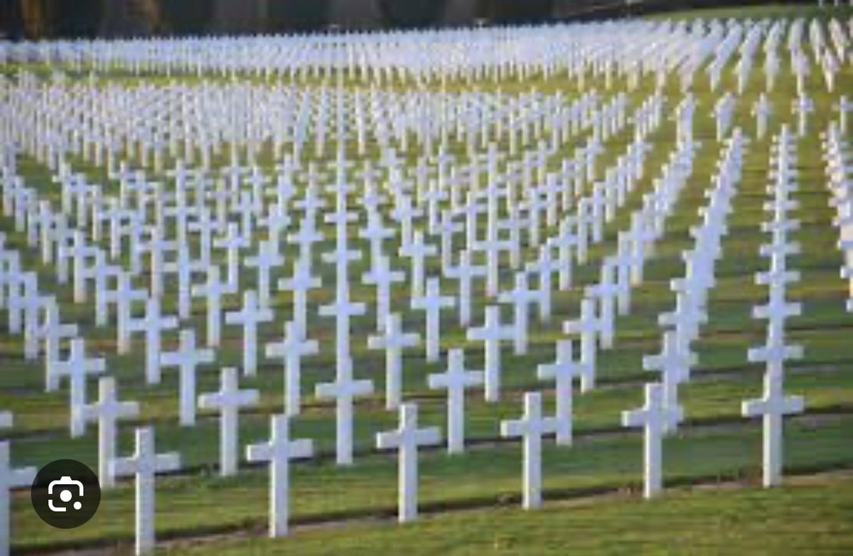 Cartesien243's tweet photo. Carte blanche No 195

Frappe du 11 mars à Goma : déplacer le regard

Depuis un an, plus de dix mille Congolais sont tombés sous les balles des troupes rwandaises et de leurs supplétifs du M23. Dix mille. Dix mille pères, mères, enfants, balayés par une guerre d'agression que la communauté internationale regarde avec la constance distraite d'un passant devant un théâtre d'ombres. Des déplacés par centaines de milliers, entassés dans des camps où la mort rôde autant par les armes que par la faim et les maladies. On en parle comme on parle de la pluie et du beau temps. Un fait divers.

Alors quand une citoyenne française tombe, quand le sang occidental coule sur cette terre, les projecteurs s'allument, les condamnations tonnent. Comme si la douleur n'avait de prix que lorsqu'elle frappe à nos portes. Comme si la dignité humaine avait une nationalité.

Mais posons la question autrement : pourquoi maintenant ? Pourquoi cette frappe, ce jour-là, sur ce site précis ? La réponse est aussi stratégique que cynique. C'est ce qu'on pourrait appeler la technique du shifting point. L'art de déplacer le regard.

Le Trésor américain venait de sanctionner l'armée rwandaise. Pression internationale, début de reconnaissance des responsabilités. Et soudain, une humanitaire française est tuée. Les caméras se tournent. Les indignations se focalisent. Et le cœur du problème, l'agression rwandaise, l'occupation, les dix mille morts congolais, s'efface derrière une seule tombe. Frapper là où ça fait mal aux décideurs du monde. Créer une diversion. Brouiller les cartes. C'est la politique de l'autruche appliquée par le Rwanda : enfouir la réalité dans le sable d'une émotion sélective pour ne pas voir la vérité en face.

Ne nous y trompons pas. Ne tombons pas dans ce piège tendu par ceux qui veulent que nous regardions ailleurs.

Pleurons Karine Buisset, sincèrement. Elle était en mission de paix, elle mérite le respect et la mémoire. Mais pleurons aussi, avec la même sincérité, cette femme congolaise tombée à ses côtés et dont nous ne saurons jamais le prénom. Pleurons cet enfant qui jouait là hier et qui ne jouera plus jamais. Leur mort n'est pas moins tragique parce qu'elle est plus fréquente. Leur sang n'est pas plus pâle parce qu'il est congolais.

La cause est unique. Elle s'appelle agression rwandaise. Elle s'appelle M23. Elle s'appelle occupation. Sans elle, Karine Buisset vivrait encore. Sans elle, des milliers de Congolais vivraient encore. Sans elle, il n'y aurait ni déplacés, ni camps, ni obus tombés sur des familles qui ne demandaient qu'à survivre.

Alors oui, exigeons le retrait des troupes rwandaises. Oui, exigeons la neutralisation du M23. Oui, continuons à dénoncer, à crier, à rappeler. Mais refusons que le regard du monde se détourne de l'essentiel. La mort d'une humanitaire française n'est pas une tragédie séparée. Elle est le symptôme éclatant d'une tragédie plus vaste, plus ancienne, trop longtemps regardée sans voir.

Ce 11 mars, à Goma, ce n'est pas une Française qui est morte entourée d'inconnus. Ce sont des êtres humains qui sont morts ensemble, dans le même enfer, sous les mêmes bombes. Et dans cet enfer, il n'y a ni nationalités, ni deux poids deux mesures. Il n'y a que la chair et le sang.

Ne laissons personne utiliser la mort de Karine Buisset pour faire oublier les autres. Ne laissons personne transformer son sacrifice en écran de fumée. Honorer sa mémoire, c'est exiger la vérité sur toutes les victimes. C'est refuser le shifting point. C'est regarder la guerre en face, dans toute son horreur, sans filtres, sans privilèges, sans passe-droits pour l'émotion sélective.

La mort est toujours injuste. Mais l'injustice suprême, c'est de compter les morts en fonction de leur passeport.

Des dizaines de milliers de Congolais tués en un an. Des centaines de milliers de déplacés. Une guerre d'agression que le monde regarde sans voir. Et si, pour une fois, toutes les vies avaient le même poids ?