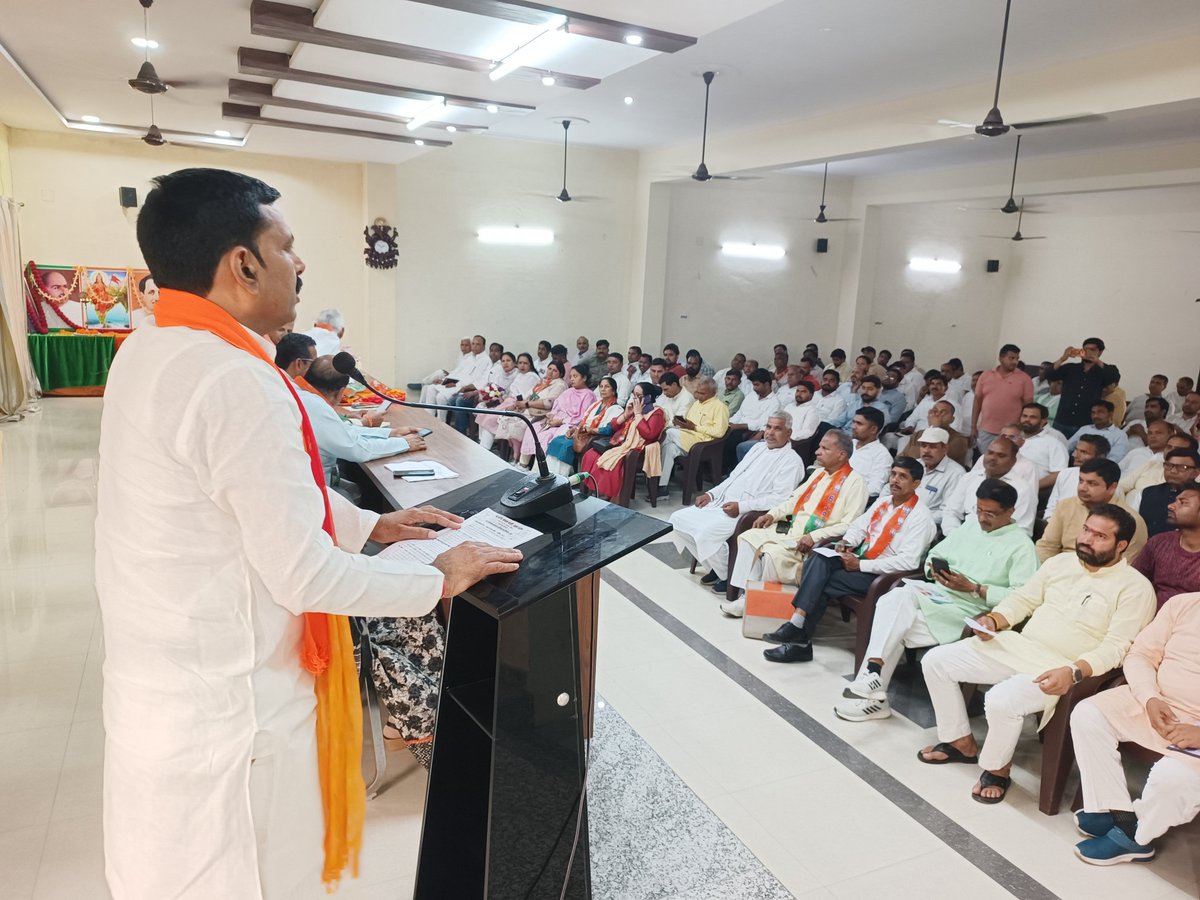 आज भाजपा मुख्यालय पर पंडित दीनदयाल उपाध्याय प्रशिक्षण अभियान की योजना बैठक को क्षेत्रीय उपाध्यक्ष श्री <a href="/Mansingh_BJP/">Mansingh Goswami</a> जी एवं जिला अध्यक्ष श्री @AjitSinghRana जी ने संबोधित किया ।