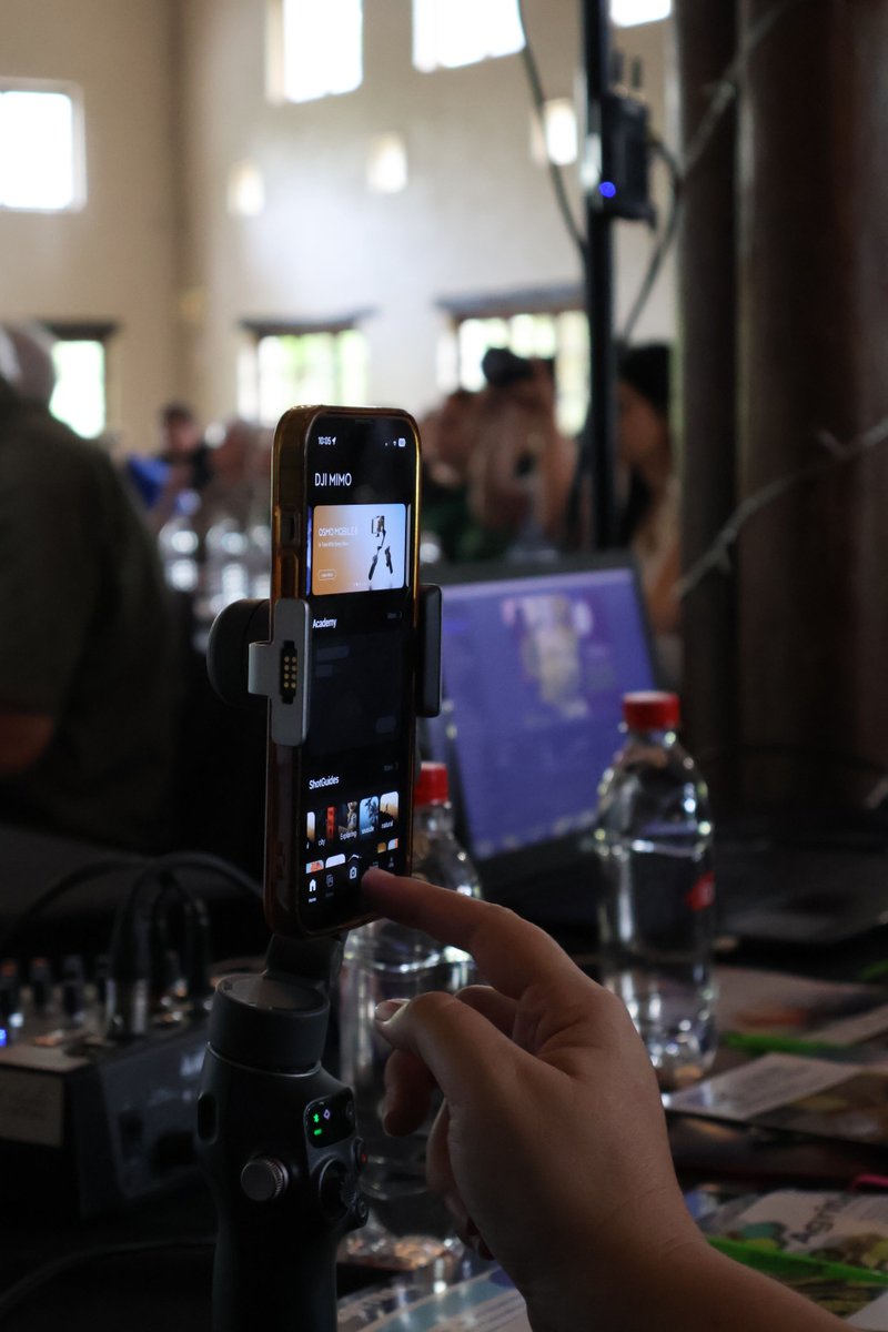 edgecomm_sa's tweet photo. Die Edgers is vandag by die TLU SA Jongboerkonferensie. Wat 'n voorreg om ons werk agter die skerms te sien lewe kry - van grafiese ontwerp, mediaverhoudinge en publisiteit, bemarking, tot sosialemediastrategie. 

#TLUSA #TLUSAJongboerkonferensie #Boer2.0 #DieNuweGenerasieBoer https://t.co/zWtenRGd63