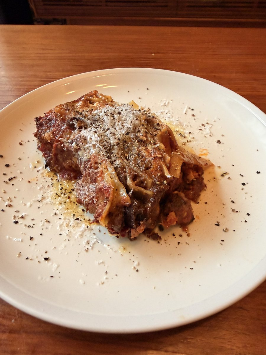 ラザニアの概念を変えるといってもいいくらい、最高なラザニアを作ってしまった。
肉肉しくて、コクがあって、トマトソースの酸味がほんのりあって、オリーブオイルの爽やかさと、リコッタチーズのマロみと、おいチーズの旨み。完璧なバランスだ。
