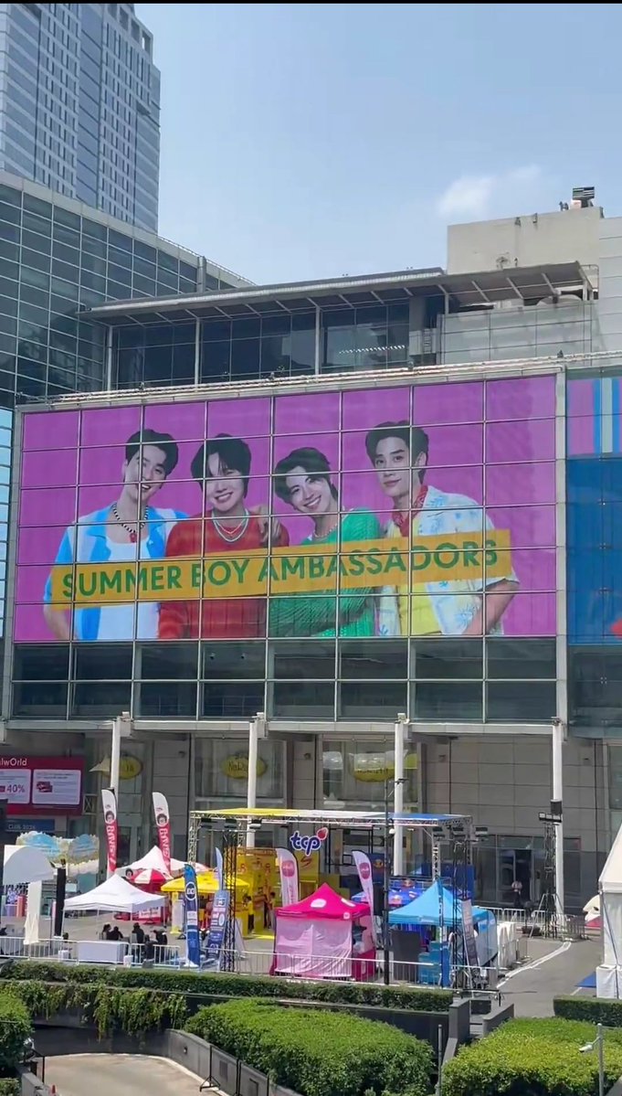 วันนั้นแค่แบนเน่อแผ่นเล็กๆ ให้กลจตอนออกงานเดี่ยวตจว เติ้ลยังมองแล้วมองอีก มาวันนี้เติ้ลจะได้เหนหน้าตัวเองอยู่บนจอใหญ่หน้าctw กับอีกหลายจอเต็มห้างเซนทรัลไปหมด เติ้ลจะตื่นเต้นแค่ไหนพี่นึกไม่ออกเลย แต่พี่ตื่นเต้นแทนมากกกเลยอ่ะ ที่บอกว่าจะมีอะไรให้ภุมิใจอีกเยอะ พี่เชื่อแล้วว 🥹