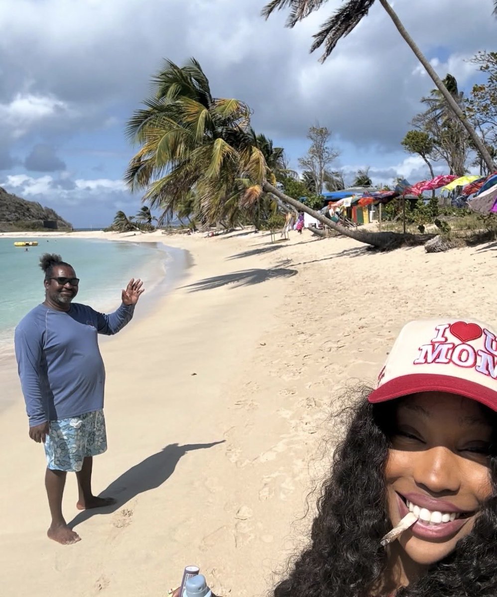 SZAactus's tweet image. 📣 | @sza révèle qu’elle prévoit de terminer son 3ème album studio pendant ses vacances !

« Je vais probablement terminer l’album ici. Vous me manquez tous et j’ai besoin de plus de temps pour moi. » 🦎🚤

#sza #holidays #album #video #boat